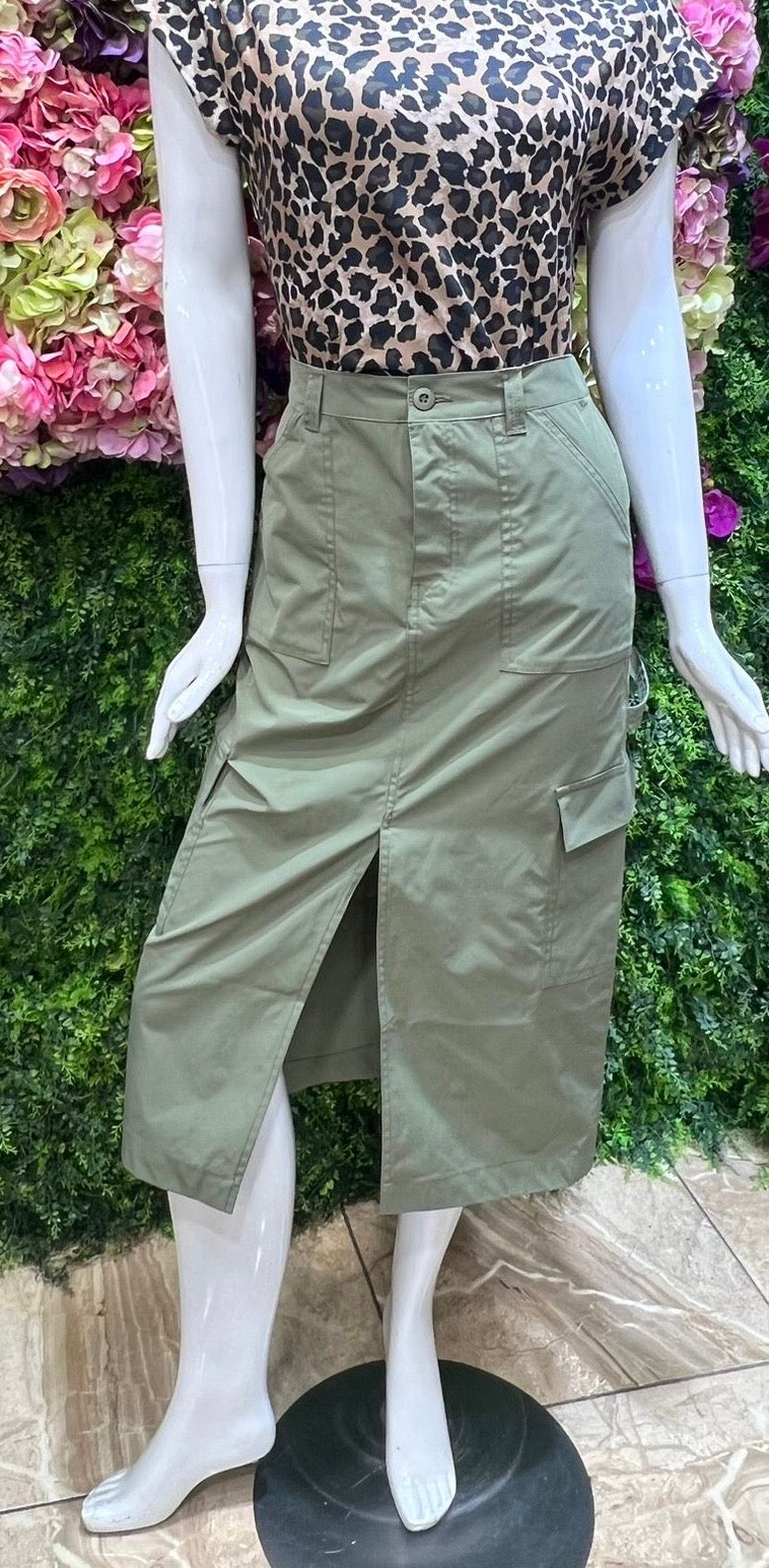 lilly cargo skirt in color green