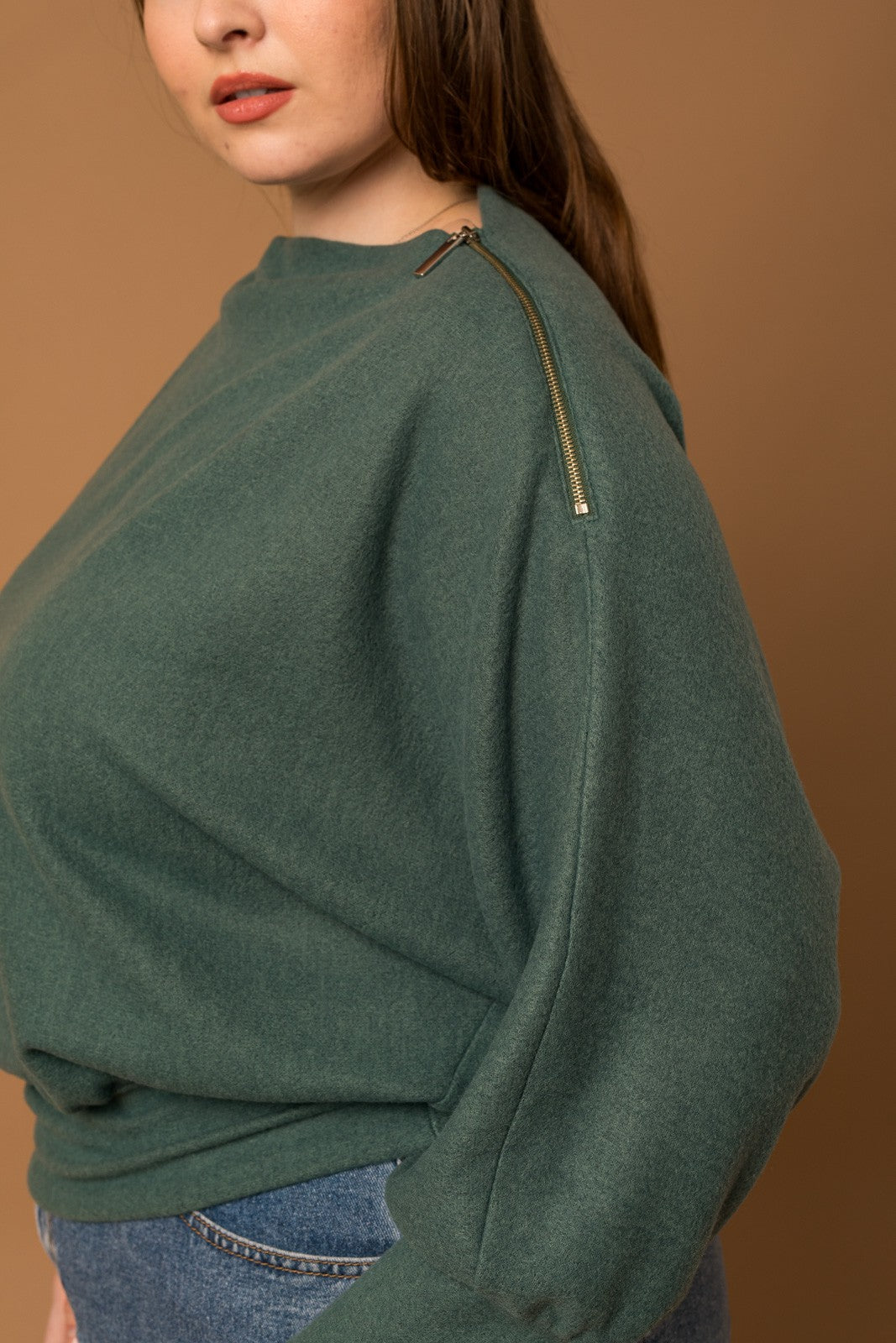 Boat neck sweater with zipper in the shoulder